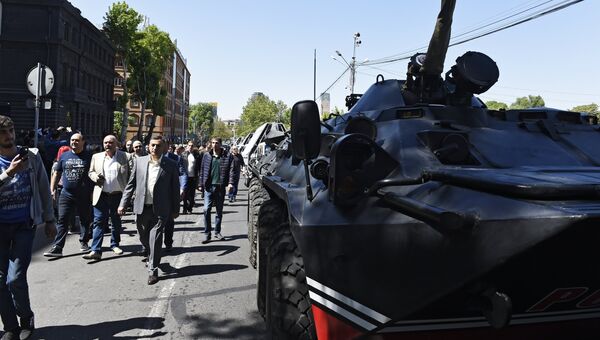 Сторонники оппозиции на улице в Ереване. Архивное фото