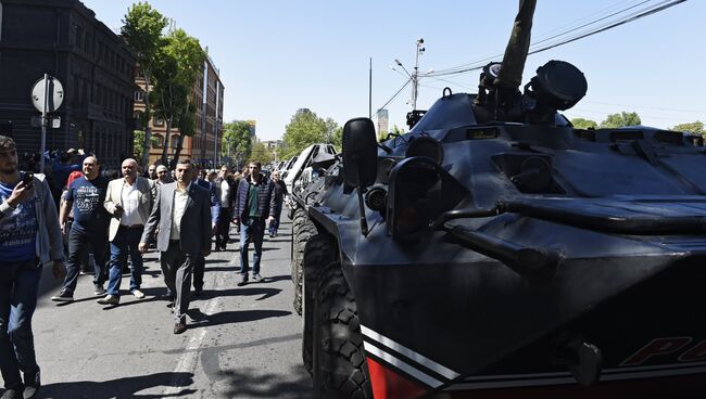 Сторонники оппозиции на улице в Ереване. 25 апреля 2018