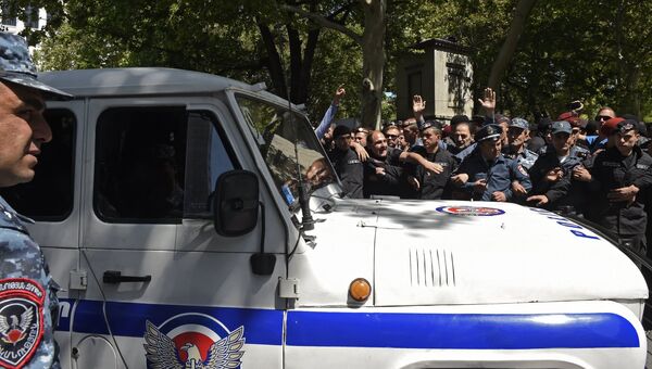 Сотрудники правоохранительных органов на улице в Ереване