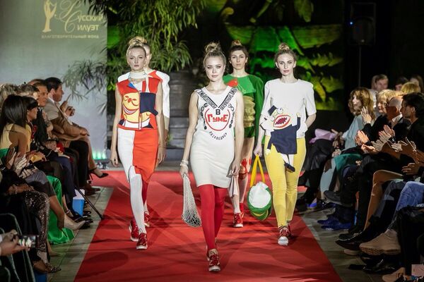 Fashion-шоу фонда Русский Силуэт в галерее искусств Зураба Церетели в рамках 40-го ММКФ