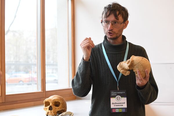 Антрополог демонстрирует слепок черепа Homo naledi