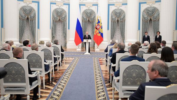 Президент РФ Владимир Путин выступает на церемонии вручения медалей Герой Труда Российской Федерации. 25 апреля 2018