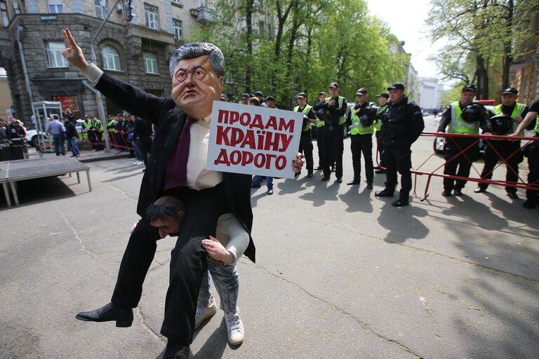 Участники протестной акции против действующего президента Украины Петра Порошенко у здания Администрации президента в Киеве. 25 апреля 2018