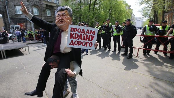 Участники протестной акции против действующего президента Украины Петра Порошенко у здания Администрации президента в Киеве. 25 апреля 2018