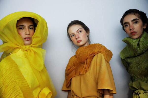Модели за кулисами показа Fernanda Yamamoto на Неделе моды в Сан-Паулу
