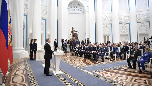 Президент РФ Владимир Путин выступает на церемонии вручения медалей Герой Труда Российской Федерации. 25 апреля 2018