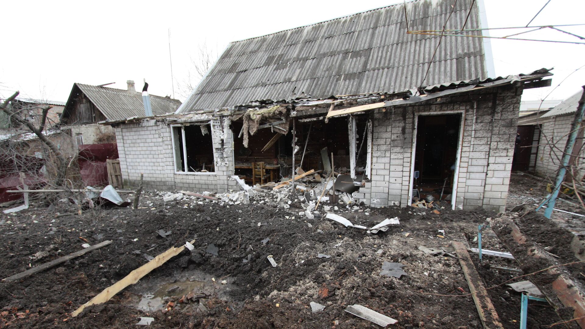 Частный жилой дом в городе Ясиноватая, пострадавший в результате обстрела - РИА Новости, 1920, 23.05.2022