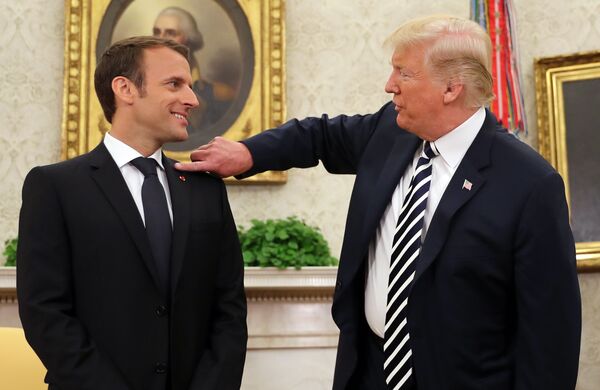 Президент Франции Эммануэль Макрон и президент США Дональд Трамп во время встречи в Белом доме, США. 24 апреля 2018 Президент Франции Эммануэль Макрон и президент США Дональд Трамп во время встречи в Белом доме, США. 24 апреля 2018