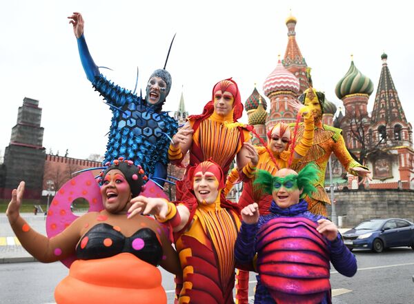 Артисты Cirque du Soleil открыли летний сезон в парке Зарядье