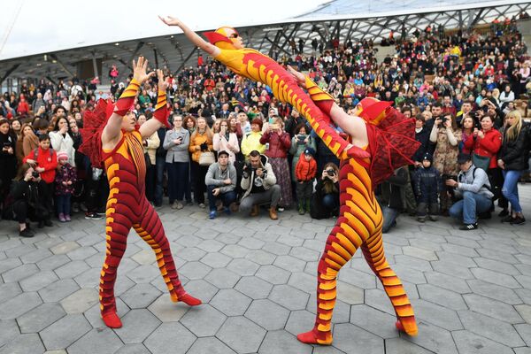 Артисты Cirque du Soleil на открытии летнего сезона в парке Зарядье в Москве