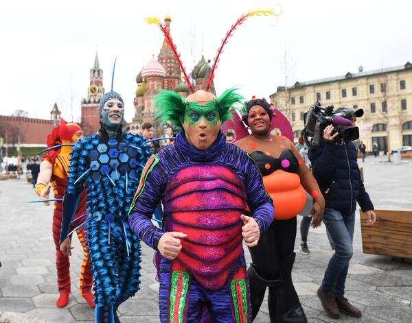Артисты Cirque du Soleil на открытии летнего сезона в парке Зарядье в Москве