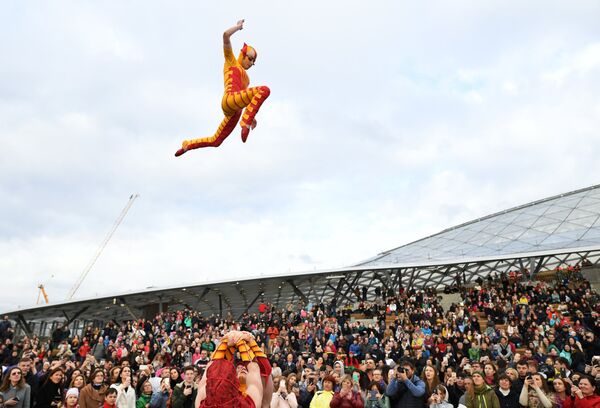 Артисты Cirque du Soleil выступают на открытии летнего сезона в парке Зарядье в Москве