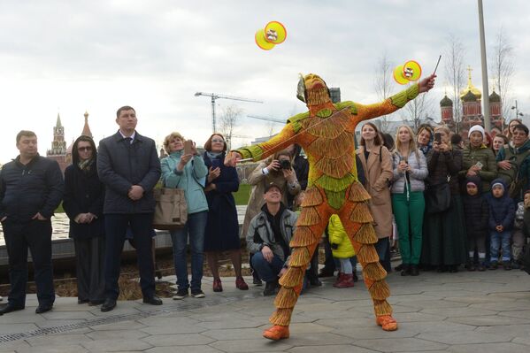 Артист Cirque du Soleil выступает на открытии летнего сезона в парке Зарядье в Москве