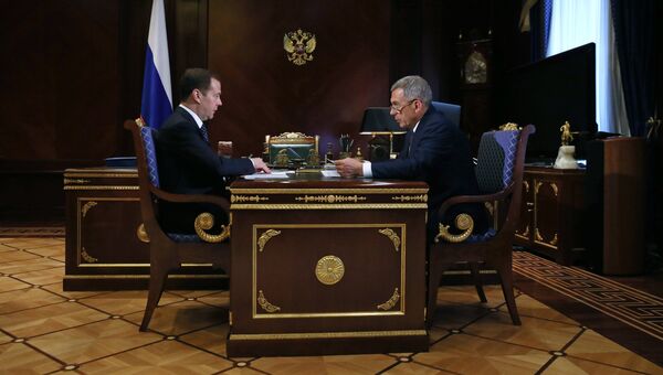 Председатель правительства РФ РФ Дмитрий Медведев и президент Республики Татарстан Рустам Минниханов во время встречи. 25 апреля 2018