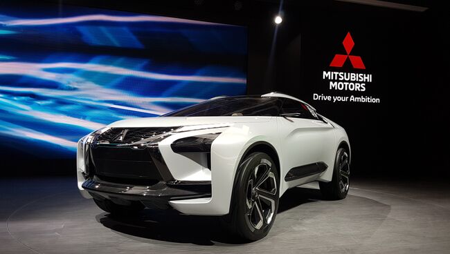 Автомобиль на стенде компании Mitsubishi Motors на автосалоне AutoChina-2018 в Пекине, Китай. 25 апреля 2018