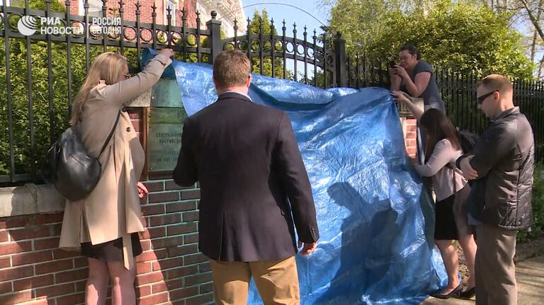 Представители США взломали замок на воротах резиденции генконсула РФ в Сиэтле Представители США взломали замок на воротах резиденции генконсула РФ в Сиэтле