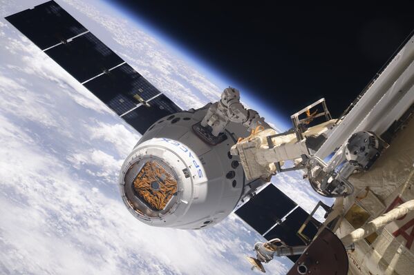 Космический грузовой корабль Dragon пристыковался к МКС. 5 апреля 2018 года