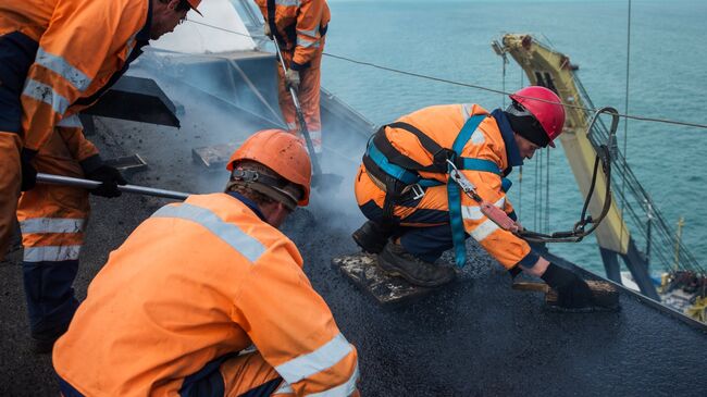 Рабочие на строительстве Крымского моста