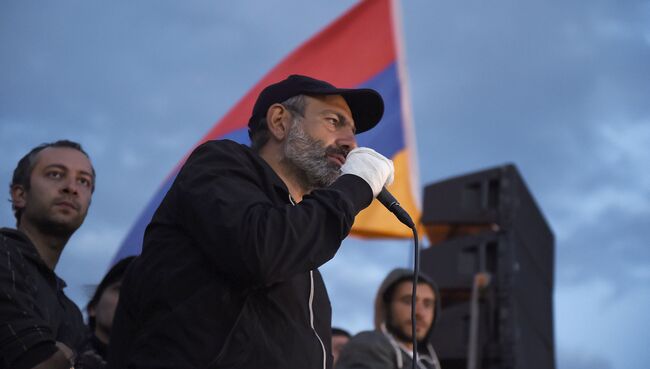 Никол Пашинян выступает во время митинга сторонников оппозиции в Ереване