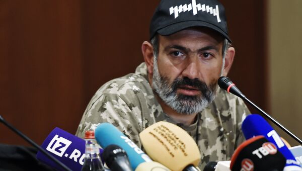 Лидер протестного движения Никол Пашинян на пресс-конференции в Ереване