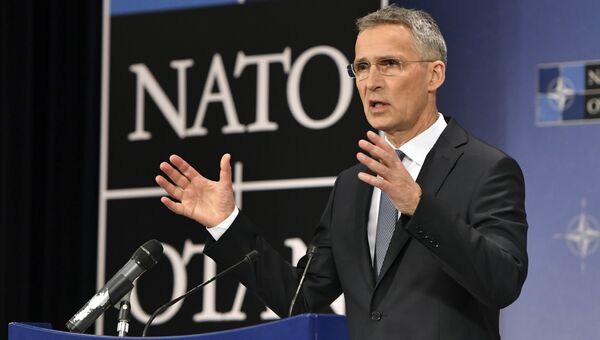 Генсек НАТО Йенс Столтенберг выступает на пресс-конференции в штаб-квартире НАТО в Брюсселе. 26 апреля 2018