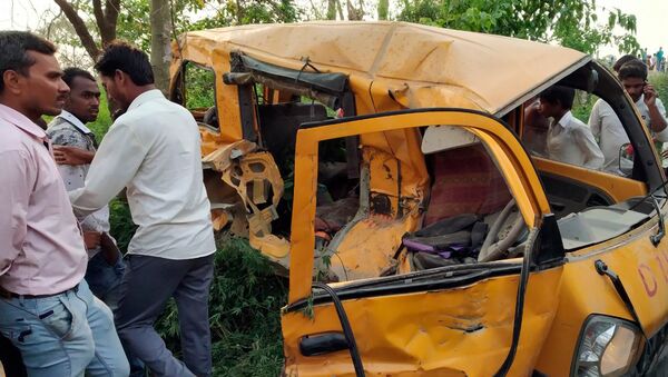 Школьный автобус после столкновения с поездом в городе Кушинагар в индийском штате Уттар-Прадеш. 26 апреля 2018