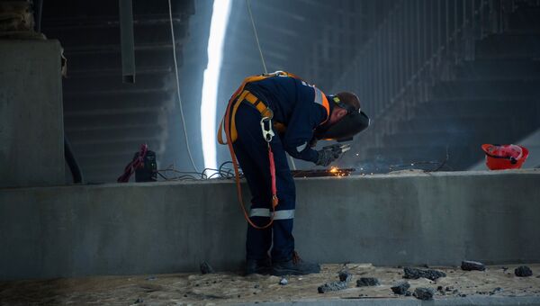 Рабочий на строительстве автомобильных подходов к мосту через Керченский пролив со стороны Тамани