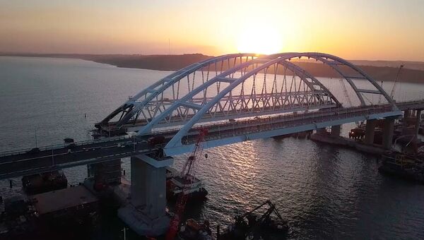 Проверка на прочность: Крымский мост испытали 35-тонными грузовиками