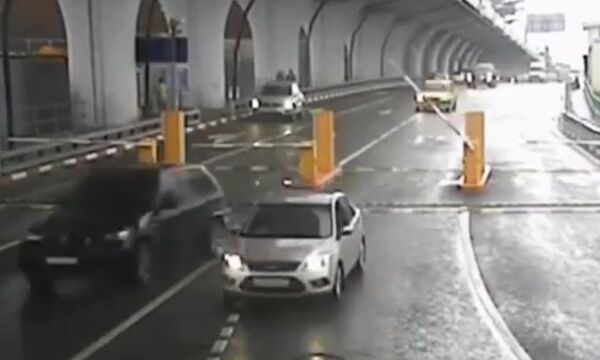 Автомобиль BMW с грабителями покидает аэропорт Внуково Автомобиль BMW с грабителями покидает аэропорт Внуково