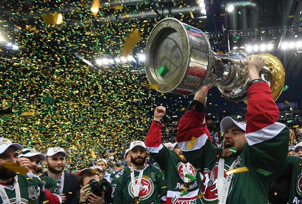 Игроки ХК Ак Барс, ставшие обладателями Кубка Гагарина Континентальной хоккейной лиги сезона 2017-2018,  во время церемонии награждения