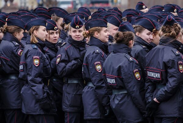 Парадные расчеты военнослужащих на репетиции парада Победы на Дворцовой площади в Санкт-Петербурге