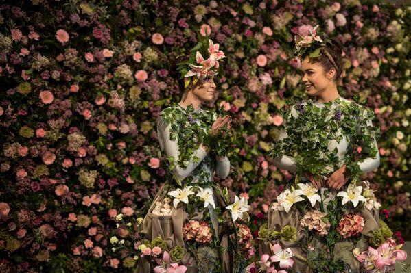 Элисон Парсонс и Джорджия Патон-Даррант на фотосессии накануне весеннего цветочного шоу Harrogate в Харрогейте, Англия