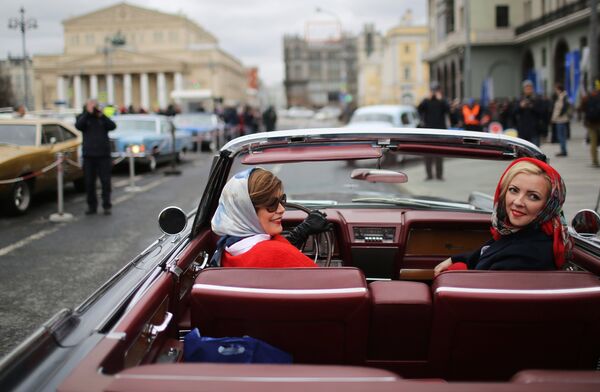 Участницы ралли классических автомобилей Ингосстрах Exclusive Classic Day, стартовавшего у гостиницы Метрополь в Москве