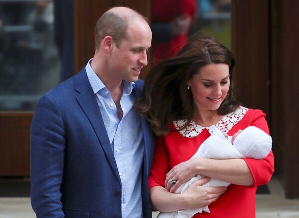 Британский принц Уильям и Кэтрин, герцогиня Кембриджская на крыльце больницы Сент-Мэри в Лондоне со своим новорожденным сыном. 23 апреля 2018 года