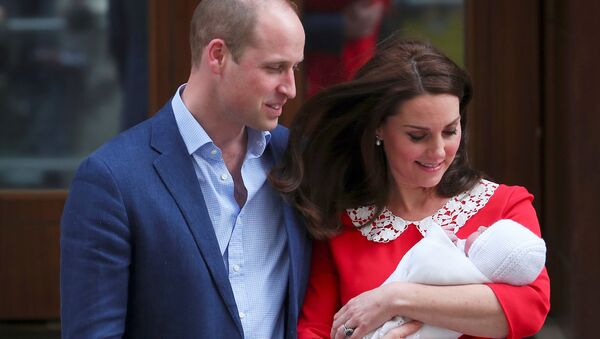 Британский принц Уильям и Кейт, герцогиня Кембриджская на крыльце больницы Сент-Мэри в Лондоне со своим новорожденным сыном. Архивное фото
