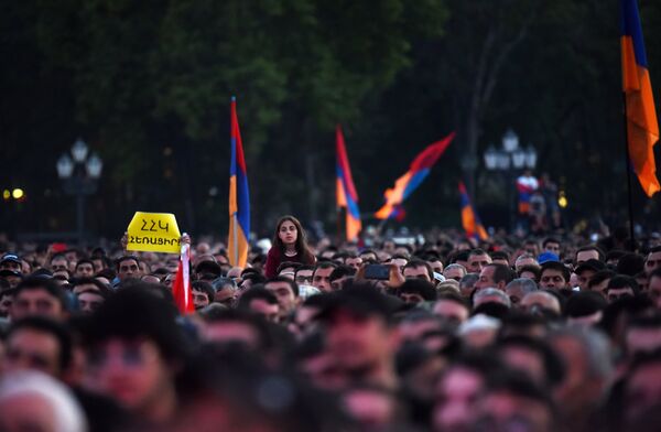 Сторонники оппозиции во время митинга на площади Республики в Ереване. 25 апреля 2018