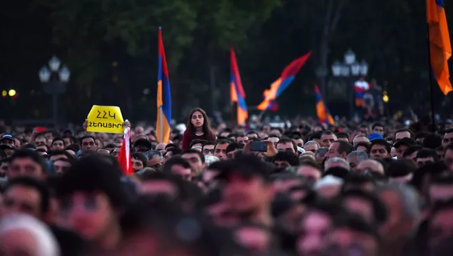 Сторонники оппозиции во время митинга на площади Республики в Ереване. 25 апреля 2018