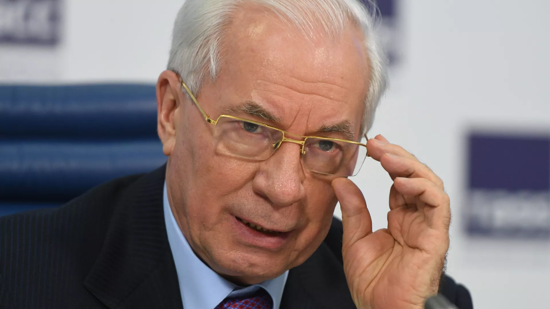 Николай Азаров во время пресс-конференции свидетелей со стороны бывшего президента Украины Виктора Януковича. 26 апреля 2018 - РИА Новости, 1920, 06.12.2020