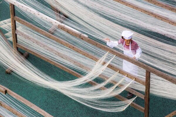 Производство традиционной лапши ручной работы в Китае