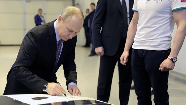 Президент РФ Владимир Путин во время осмотра выставки в Санкт-Петербургском политехническом университете Петра Великого. 26 апреля 2018