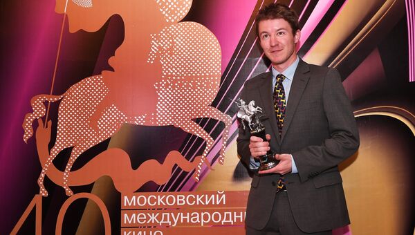 Актер Киран Чернок получил статуэтку за лучшую мужскую роль в фильме Заблудшие на церемонии закрытия 40-го ММКФ