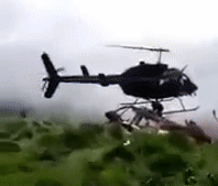 Падение вертолета на человека в Колумбии показали на видео