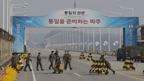 Южнокорейские солдаты на демаркационной линии перед встречей лидеров КНДР и Южной Кореи