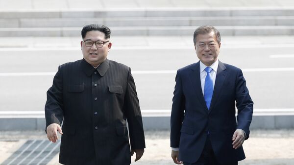 Лидер КНДР Ким Чен Ын и президент Южной Кореи Мун Чжэ Ин