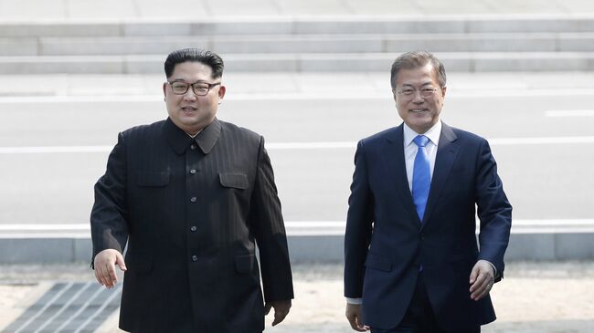 Лидер КНДР Ким Чен Ын и президент Южной Кореи Мун Чжэ Ин