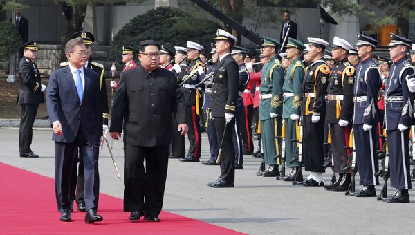 Северокорейский лидер Ким Чен Ын и президент Южной Кореи Мун Чжэ Ин инспектируют почетный караул