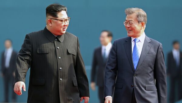 Лидер Северной Кореи Ким Чен Ын и президент Южной Кореи Мун Чжэ Ин. Архивное фото