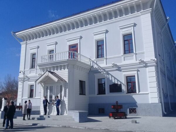 Здание музея - Губернаторский дом, где жила в ссылке царская семья