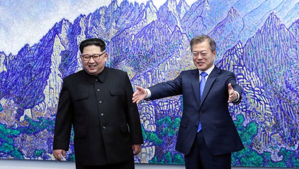 Лидер Северной Кореи Ким Чен Ын и президент Южной Кореи Мун Чжэ Ин во время встречи. 27 апреля 2018