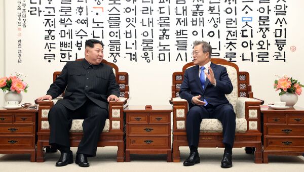 Лидер Северной Кореи Ким Чен Ын и президент Южной Кореи Мун Чжэ Ин перед межкорейским саммитом. 27 апреля 2018
